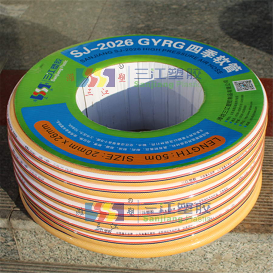 濰坊三江塑膠制品有限公司注冊(cè)資本三千萬元，（前身為濰坊三江塑料廠，成立于2001年）本公司“濰塑三江”商標(biāo)榮獲“山東省著名商標(biāo)”，“中國(guó)著名品牌”稱號(hào)，是PVC鋼絲螺旋增強(qiáng)軟管、合股滌綸纖維增強(qiáng)軟管、單層透明軟管、抗扭曲鉤編管，特制高壓管、花園管、耐高溫管、水帶、復(fù)合靜電管、食品管、真空專用管等各種pvc軟管的專業(yè)生產(chǎn)企業(yè)。同時(shí)也是塑料加工機(jī)械的專業(yè)生產(chǎn)和營(yíng)銷公司，我們的機(jī)械包括各種擠出軟管生產(chǎn)線、造粒機(jī)以及鋼絲成型機(jī)和繞線機(jī)等。
公司自創(chuàng)立以來，一貫堅(jiān)持“誠(chéng)信經(jīng)營(yíng)、質(zhì)量第一、真誠(chéng)服務(wù)、友好合作”的經(jīng)營(yíng)理念，發(fā)揚(yáng)“團(tuán)結(jié)拼博、求實(shí)創(chuàng)新、不斷進(jìn)取、追求卓越”的企業(yè)精神，公司規(guī)模不斷擴(kuò)大、效益不斷增長(zhǎng)。目前，公司已建成高標(biāo)準(zhǔn)廠房3處，廠房總面積達(dá)10000平方米，共有軟管生產(chǎn)線50條，年生產(chǎn)能力達(dá)26000噸。形成了“規(guī)格全、品種多、批量大、交貨快”的企業(yè)特色形象。
為確保產(chǎn)品質(zhì)量，增強(qiáng)市場(chǎng)竟?fàn)幜Γ粳F(xiàn)有專業(yè)技術(shù)人員50名（其中高級(jí)職稱13名，中級(jí)職稱28名）。組建了新產(chǎn)品研發(fā)中心、塑機(jī)設(shè)備研發(fā)中心和產(chǎn)品質(zhì)量檢驗(yàn)所。公司生產(chǎn)的“三江”、“SANJIANGYUE”兩大品牌系列軟管已通過ISO9001：2008質(zhì)量體系認(rèn)證，歐盟的ROHS、REACH認(rèn)證、PAHS認(rèn)證，食品級(jí)產(chǎn)品通過美國(guó)FDA檢測(cè)，中國(guó)檢驗(yàn)檢疫局檢測(cè)產(chǎn)品不含18項(xiàng)塑化劑，通過山東省檢驗(yàn)檢疫局的飲用水標(biāo)準(zhǔn)，在國(guó)內(nèi)具有較高的知名度和市場(chǎng)占有率。
公司擁有自主進(jìn)出口經(jīng)營(yíng)權(quán)，一流的品質(zhì)，合理的價(jià)格，深受廣大國(guó)內(nèi)外客戶的喜愛，產(chǎn)品遠(yuǎn)銷英國(guó)，美國(guó)，德國(guó)，意大利，俄羅斯，等五大洲的三十多個(gè)國(guó)家和地區(qū)。公司位于山東昌樂經(jīng)濟(jì)技術(shù)開發(fā)區(qū)內(nèi)，緊靠309國(guó)道，南距膠濟(jì)鐵路500米，北距濟(jì)青高速公路2公里，交通十分便利，熱忱歡迎國(guó)內(nèi)外客商的光臨惠顧。